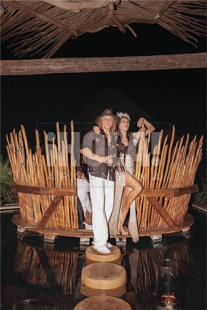 Claudio y Sofía agasajaron a sus invitados con una comida en el restaurante japonés de Azulik. Claudio sumó a su outfit sombrero de vaquero y alpargatas blancas.