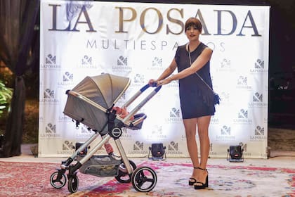 Agustina Cherri, llevó a su bebita, Alba Vera, de dos meses. Lució un minivestido (que dejó en evidencia lo rápido que recuperó su figura) y una cartera de Saint Laurent.