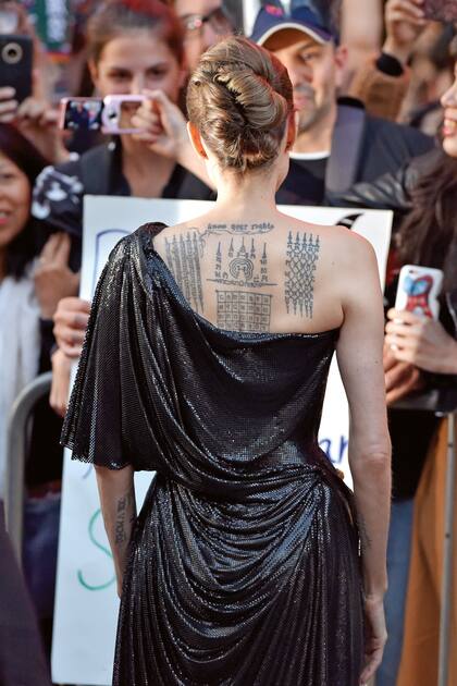 Con un modelo de Atelier Versace, Jolie también mostró en Los Ángeles el tatuaje de la espalda. La ilustración en su piel simboliza su matrimonio.
