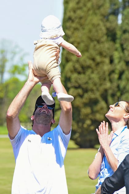 Tras presentar la nueva camiseta de Ellerstina, Facundo Pieres jugó con su "princesa".