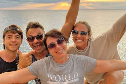 junto a sus padres Sergio y Silvia (alias Bochi), y su hermano menor, Elvis (23, administrador de empresas) durante un viaje familiar. Arrancaron el año juntos en Orlando, Estados Unidos, y luego continuaron sus vacaciones en Jamaica.