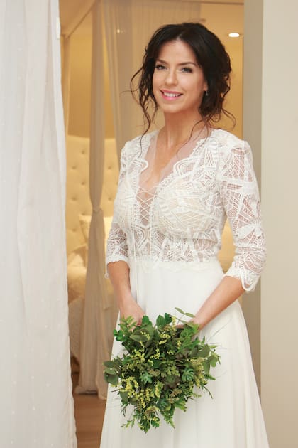 La novia lució un vestido de satén de seda, organza y muselina en tres faldas de Ana Pugliesi.