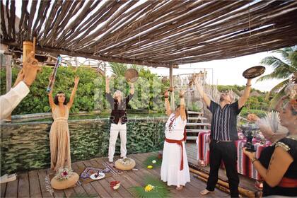 Tras su paso por el Distrito Federal, Claudio y Sofía volaron a Tulum y se hospedaron en Azulik, un “slow hotel” totalmente ecológico, integrado con la jungla y el océano, inspirado en un templo maya