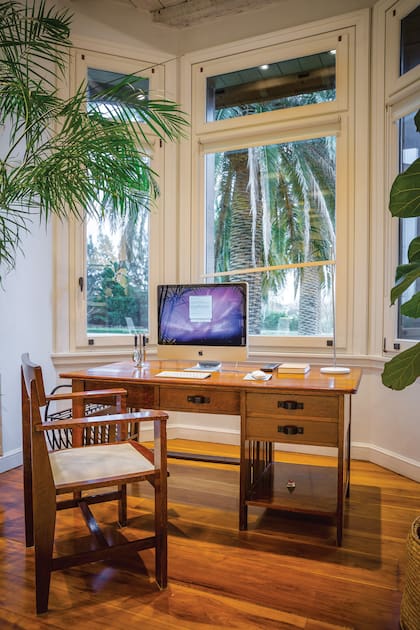 El escritorio de Eduardo pertenecía a Adolfo Bioy Casares. Eduardo se lo compró a Fabián Casares, hijo del escritor, en un remate.