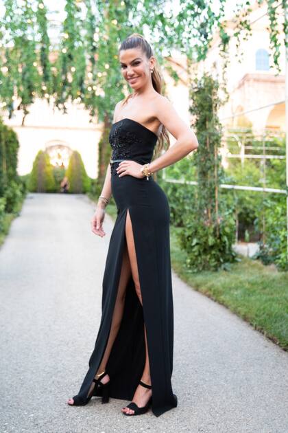 Bianca Brandolini, ex de Lapo Elkann Agnelli, optó por un conjunto de falda con tajo pronunciado y corset, también del diseñador libanés