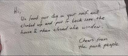 "Hola, encontramos a tu perro en la terraza. Trepamos, lo metimos en la casa y cerramos la ventana. Saludos de la gente del parque", decía la nota.