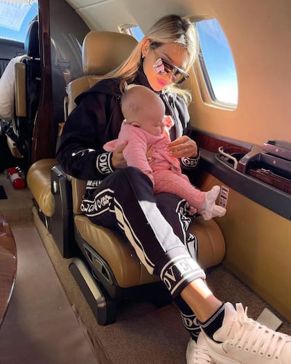 "¡Hola Mendoza, hola invierno, hola cuarentena", escribió Agustina Gandolfo al llegar a la Argentina