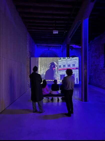 "Hola mi querido público, estoy muy enamorada de mi Aifon ESE E", dice entre otras cosas la paloma en su discurso, que mezcla información y publicidad