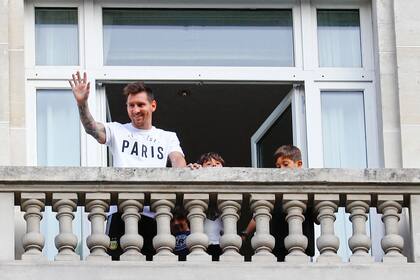 ¡Hola, París! Messi saluda desde un balcón del hotel Royal Monceau