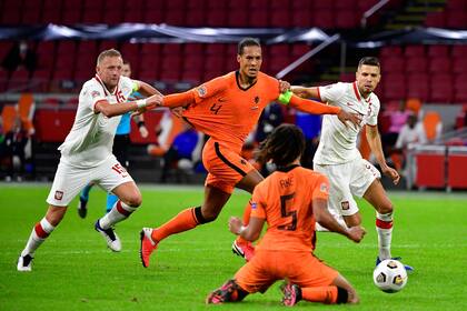 El neerlandés Virgil Van Dijk avanza ante la marca polaca en infracción, en el 1-0 naranja por la Liga de Naciones.