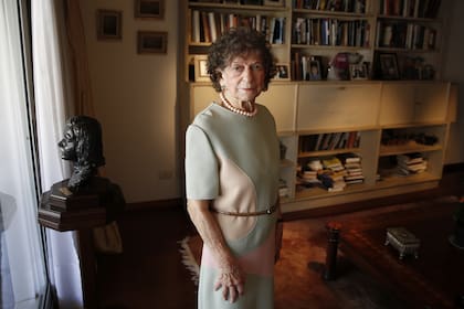 Holandesa y judía, era una adolescente cuando estalló la Segunda Guerra; la vida de Débora Manassen se hermana con la de Ana Frank, cuyo busto guarda como "un símbolo"