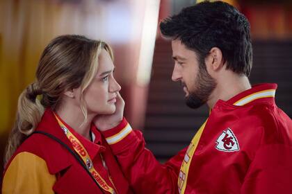 "Holiday Touchdown: A Chiefs Love Story", una película Hallmark quizás no tan desvestida