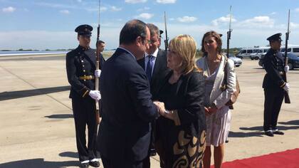 Hollande es recibido por la canciller Malcorra en Ezeiza