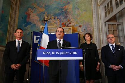 Hollande estuvo ayer en Niza, acompañado por sus principales ministros