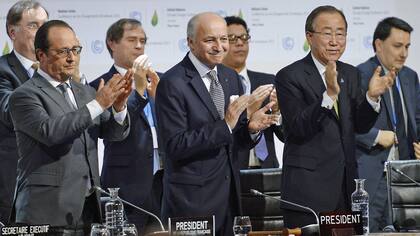 Hollande, Fabius y Ban Ki-moon, emocionados por el proyecto de acuerdo