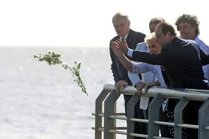 Hollande recorrió junto a Estela de Carlotto el Parque de la Memoria