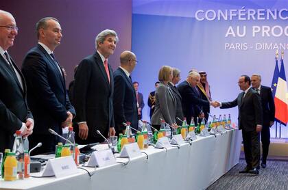 Hollande saluda a los diplomáticos que asistieron a la cumbre de París