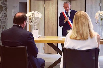 Hollande y Gayet dan el “sí, quiero”, ante Bernard Combes, el alcalde de la ciudad de Tulle, el 4 de junio pasado