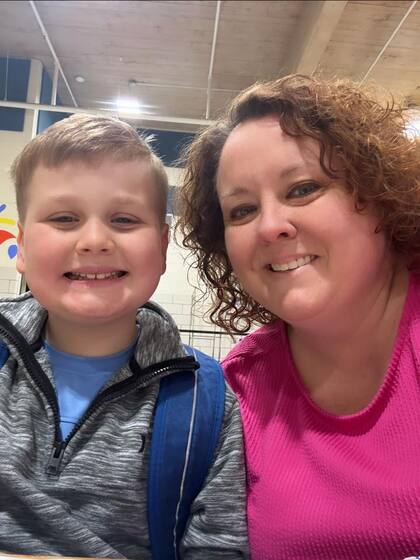 Holly LaFavers y su hijo Liam se hicieron famosos porque él compró sin querer 70.000 chupetines en Amazon