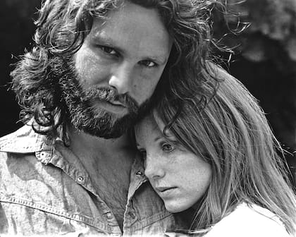 HOLLYWOOD - 1969: El cantante Jim Morrison de The Doors con su novia Pamela Courson durante una sesión de fotos de 1969 en Bronson Caves en Hollywood Hills, California.