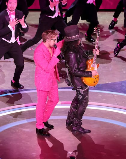 HOLLYWOOD, CALIFORNIA - MARCH 10: (L-R) Ryan Gosling and Slash perform 'I'm Just Ken' from "Barbie" onstage during the 96th Annual Academy Awards at Dolby Theatre on March 10, 2024 in Hollywood, California.   Kevin Winter/Getty Images/AFP (Photo by KEVIN WINTER / GETTY IMAGES NORTH AMERICA / Getty Images via AFP)