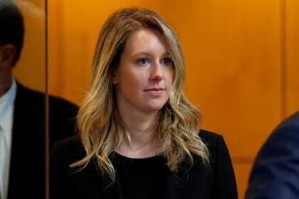 Holmes acusa a su exsocio y pareja, Ramesh "Sunny" Balwani, de haber abusado sexualmente de ella