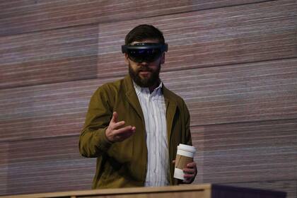 HoloLens, uno de los proyectos de investigación de Microsoft busca encontrar su lugar en el mercado bajo la gestión de Nadella