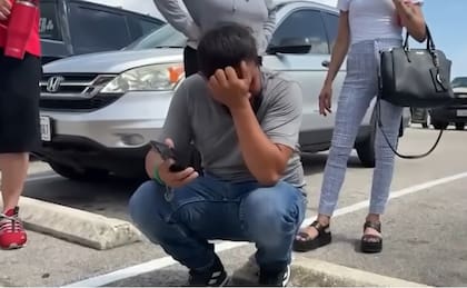 Hombre chileno llora al ver como detienen a su esposa y su pequeño hijo