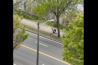 Hombre con rifle de asalto dispara a conductores cerca de Boston; lesiona a dos antes de ser herido