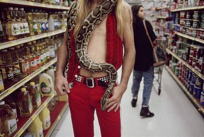 “Hombre con una víbora pitón en Los Ángeles” (1991)