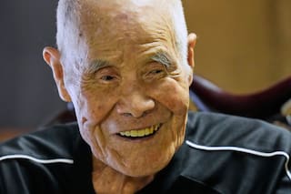 Hombre de 102 años se convierte en la persona más anciana en coronar el monte Fuji