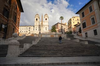 Hombre de 80 años conduce carro por escaleras de Plaza de España en Roma y queda atascado