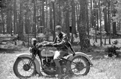 Hombre motorizado durante combate. Pinares de Valsaín, mayo-junio de 1937.