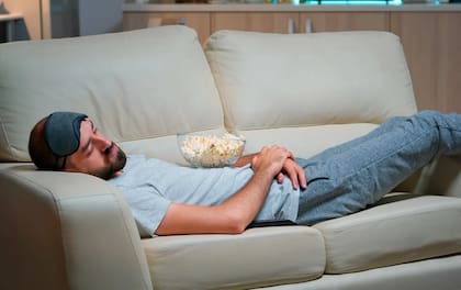Hombre se queda dormido mirando televisión