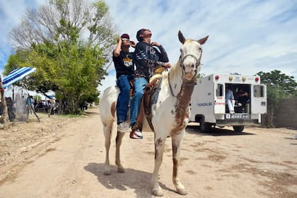 Hombres a caballo usan lentes de sol especiales para observar el eclipse solar total en Nazas, estado de Durango, México.