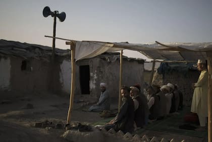 Hombres afganos rezan en una mezquita en un barrio humilde en el que viven cientos de desplazados internos, el 27 de septiembre de 2021