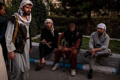 Hombres armados con combatientes talibanes que llegan a Kabul, Afganistán