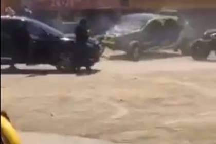 Hombres bajan de una camioneta y comienzan a disparar contra pilotos de auto todo terreno que estaban en una exhibición en Baja California, en el norte de México