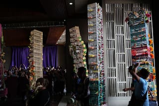 Hombres cargan torres de jaulas con aves por las calles de México; dicen que su tradición muere