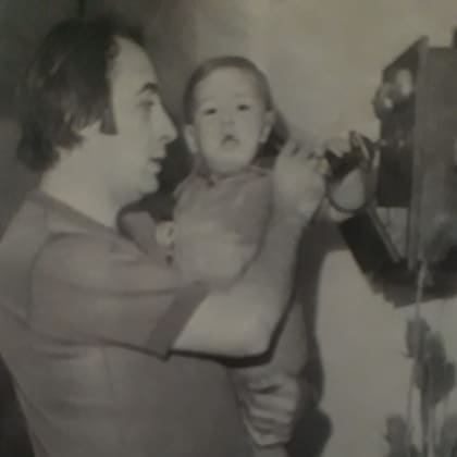 Hombres de medios: César Bertrand sostiene a upa a su hijo René