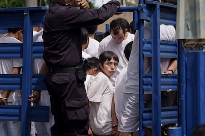 Hombres detenidos durante el estado de excepción, son movilizados en un camión de mercancías a un centro de detención en Soyapango, El Salvador, el 7 de octubre de 2022