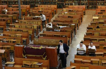 Hombres judíos ortodoxos estudian la Torá en una yeshivá en Bnei Brak, Israel. Las autoridades rabínicas ortodoxas son quienes tienen el control exclusivo de los matrimonios y los divorcios en el país