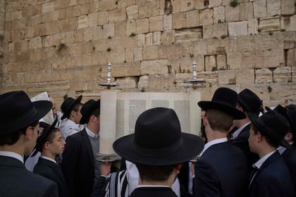 Hombres judíos ultraortodoxos participan en una bendición durante la festividad de Pascua, en el Muro Occidental, el lugar más sagrado donde los judíos pueden rezar, en la Ciudad Vieja de Jerusalén, el martes 15 de abril de 2025. (AP Foto/Leo Correa)