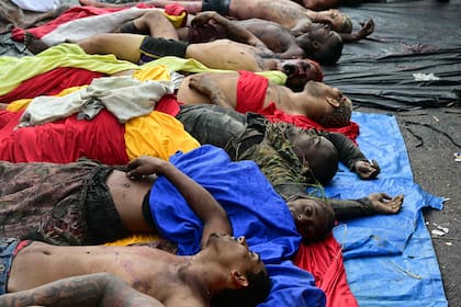 Hombres muertos yacen entre una fila de cuerpos en la plaza São Lucas de el complejo de Penha, en Río de Janeiro, Brasil, el 29 de octubre de 2025