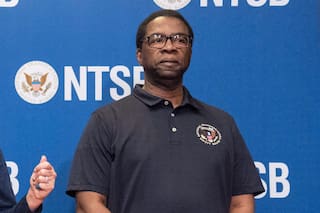 Hombres negros despedidos de juntas clave de transporte acusan a Trump de discriminación