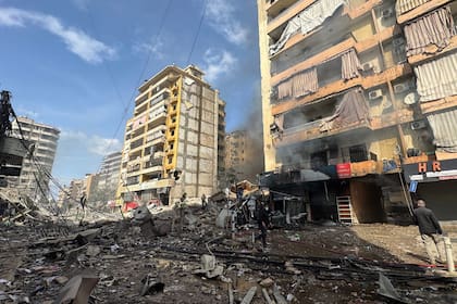 Hombres permanecen entre los escombros en el lugar de un ataque aéreo israelí en el barrio de Haret Hreik, en el sur de Beirut, el 4 de marzo de 2026