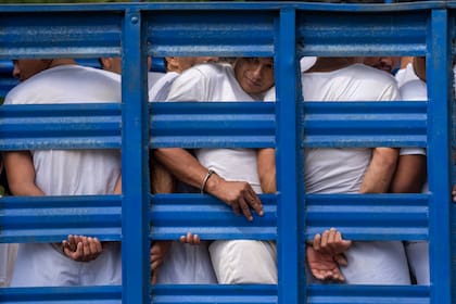 Hombres que fueron detenidos durante el estado de excepción son transportados en un camión de mercancías, en Soyapango, El Salvador, el 7 de octubre de 2022.