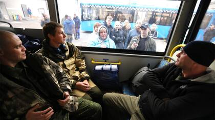 Hombres reclutados para la guerra en Mosc son trasladados en un vehculo.