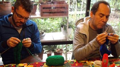 Hombres tejedores, un grupo que rompe prejuicios