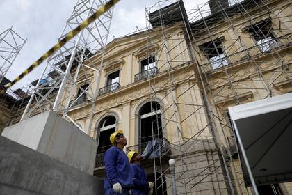 Hombres trabajan hoy en la restauración del Museo Nacional de Brasil, en Río de Janeiro, Brasil